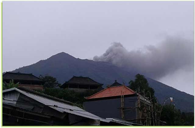 Gunung Agung Erupsi Mengeluarkan Abu Setinggi 1.500 Meter