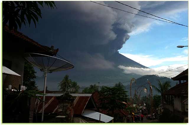 Gunung Agung Erupsi, Peringatan Penerbangan Dinaikkan Dari Orange Menjadi Red