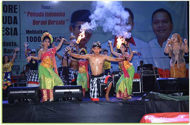 Peserta dari Bali pada Jambore Pemuda Indonesia 2017 di Camping Ground Kandi Sawahlunto, Sumatra Barat Kamis (16/11).