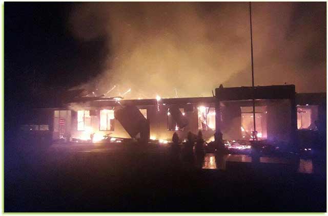Kebakaran Mako Polres Dharmasraya Polda Sumbar, diduga dibakar oleh 2 orang tak dikenal.
