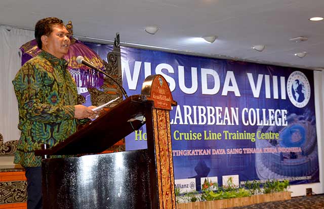 Wakil Gubernur Ketut Sudikerta saat menghadiri Wisuda Lulusan Fokus Caribbean College di Inna Grand Bali Beach Sanur, Sabtu (26/11).