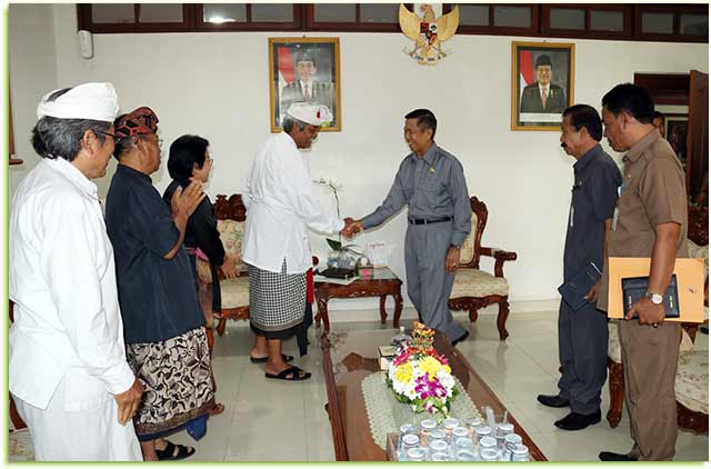 Pastika saat bertemu Bendesa Agung MUDP Bali Jero Gede Putus Suwena Upadesa di ruang kerjanya Kantor Gubernur Bali, Denpasar, Senin (13/11).