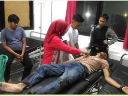 Pelaku berinisial L di UGD Puskesmas Tanjungbatu, saat sedang dirawat, yang dikawal petugas Polsek Kundur, (11/11).