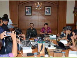 Dewa Indra saat melakukan jumpa pers dengan para awak media di ruang Media Centre Kantor Gubernur Bali, Jumat (24/11).