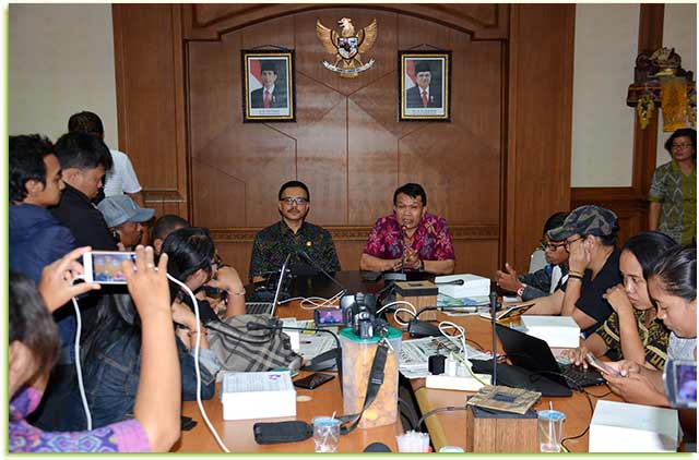 Masyarakat-Diingatkan-Tetap-Waspadai-Erupsi-Freatik-Gunung-Agung Dewa Indra saat melakukan jumpa pers dengan para awak media di ruang Media Centre Kantor Gubernur Bali, Jumat (24/11).