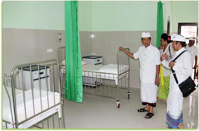 Gubernur Bali Made Mangku Pastika meninjau kesiapan beroperasinya Rumah Sakit Pratama di Nusa Penida, Klungkung, Jumat (3/11).