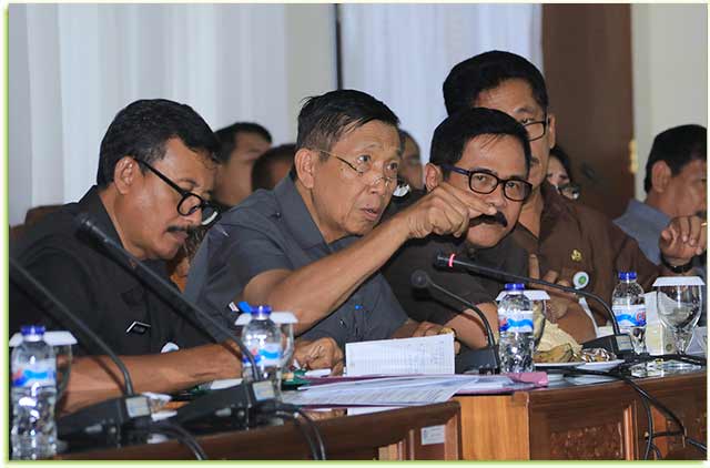 Gubernur Pastika saat menghadiri Rapat Kerja DPRD Provinsi Bali bersama dengan Gubernur Bali, di ruang rapat utama, Kantor DPRD Bali, Denpasar, Kamis (9/11).