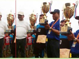 Penyerahan piala pemenang Kundur cup II oleh Bupati Karimun Aunur Rafiq