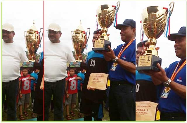 Penyerahan piala pemenang Kundur cup II oleh Bupati Karimun Aunur Rafiq
