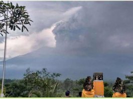 gunung-agung-kembali-meletus,-abu-mencapai-3000-meter-mengarah-ke-lombok