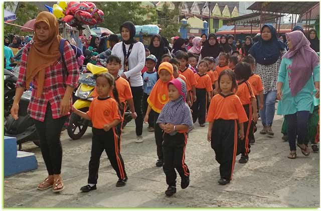 Ratusan anak TK se Kecamatan Kundur ikuti jalan sehat Hari Anak Se-Dunia yang dilaksanakan di Lapangan Balai Pemuda Seni dan Budaya Tanjungbatu, Selasa, (12/12).