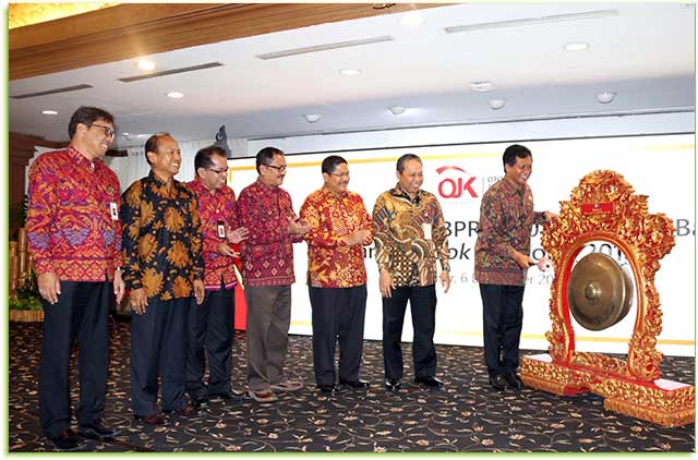 Wakil Gubernur Bali Ketut Sudikerta saat membuka acara Evaluasi Kinerja BPR dan BPRS Se Provinsi Bali Tahun 2017 dan Pemaparan Outlook Ekonomi Tahun 2018 di Agung Room Hotel Inna Bali Beach