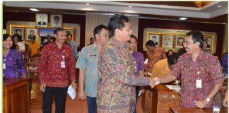 Wakil Gubernur Bali Ketut Sudikerta saat membuka Rapat Koordinasi Penanggulangan Kemiskinan di Provinsi Bali Tahun 2017 di Ruang Cempaka Bappeda Litbang Provinsi Bali, Jumat (22/12).