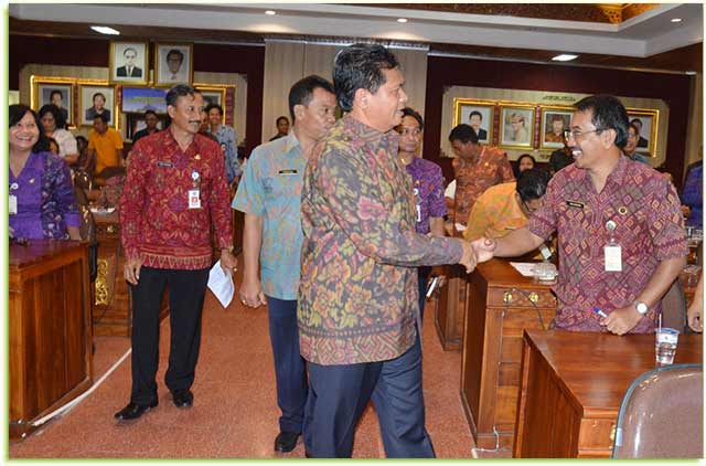 Bali-Klaim-berhasil-Tekan-Kemiskinan-Pada-Angka-4,25% Wakil Gubernur Bali Ketut Sudikerta saat membuka Rapat Koordinasi Penanggulangan Kemiskinan di Provinsi Bali Tahun 2017 di Ruang Cempaka Bappeda Litbang Provinsi Bali, Jumat (22/12).