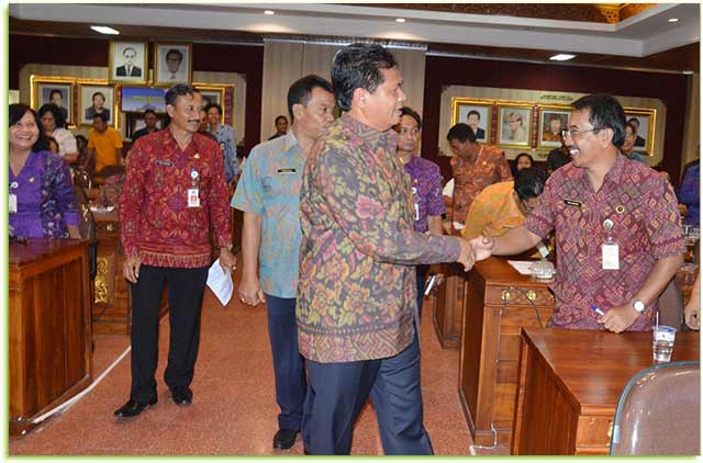 Wakil Gubernur Bali Ketut Sudikerta saat membuka Rapat Koordinasi Penanggulangan Kemiskinan di Provinsi Bali Tahun 2017 di Ruang Cempaka Bappeda Litbang Provinsi Bali, Jumat (22/12).