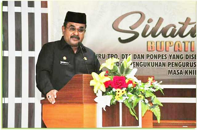 Bupati Karimun Aunur Rafiq saat mengukuhkan pengurus Badan Musyawarah Pengurus Guru Taman pendidikan Al-Quran (BMPG-TPQ) Kabupaten Karimun, Senin (11/12) di Aula Masjid Agung Karimun.