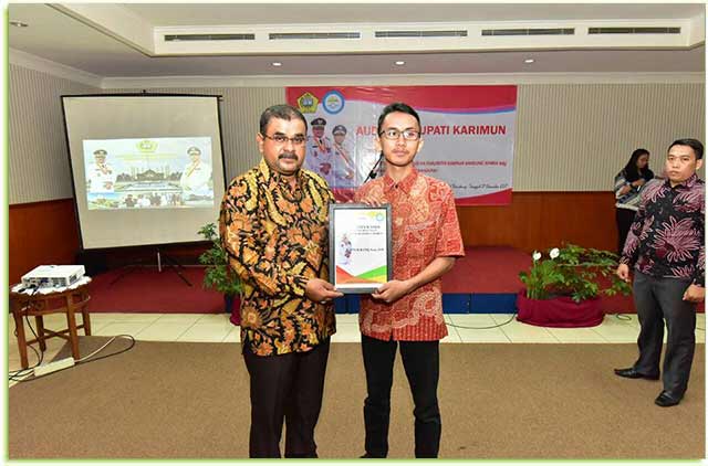 Bupati Karimun Aunur Rafiq melakukan audiensi dengan mahasiswa Karimun di Kota Bandung Provinsi Jawa Barat, Rabu (13/12).