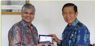Duta Besar India untuk Indonesia dan Timor Leste Pradeep Kumar Rawat saat bertemu Gubernur Bali Made Mangku Pastika di Ruang Kerjanya, Kamis (21/12).