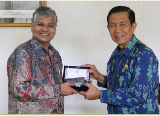 Duta Besar India untuk Indonesia dan Timor Leste Pradeep Kumar Rawat saat bertemu Gubernur Bali Made Mangku Pastika di Ruang Kerjanya, Kamis (21/12).