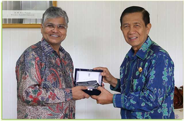 Duta Besar India untuk Indonesia dan Timor Leste Pradeep Kumar Rawat saat bertemu Gubernur Bali Made Mangku Pastika di Ruang Kerjanya, Kamis (21/12).