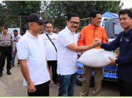 Penyaluran bantuan kepada para pengungsi Gunung Agung di Pos pengungsian Sweca Pura Klungkung, (1/12).
