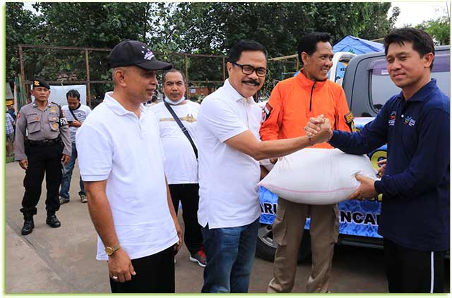 Penyaluran bantuan kepada para pengungsi Gunung Agung di Pos pengungsian Sweca Pura Klungkung, (1/12).