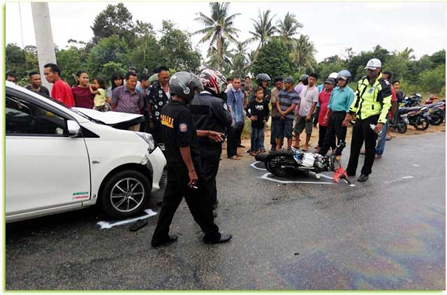 Kecelakaan Adu Kambing Mobil VS Motor di KM 5 Tanjungbatu Barat