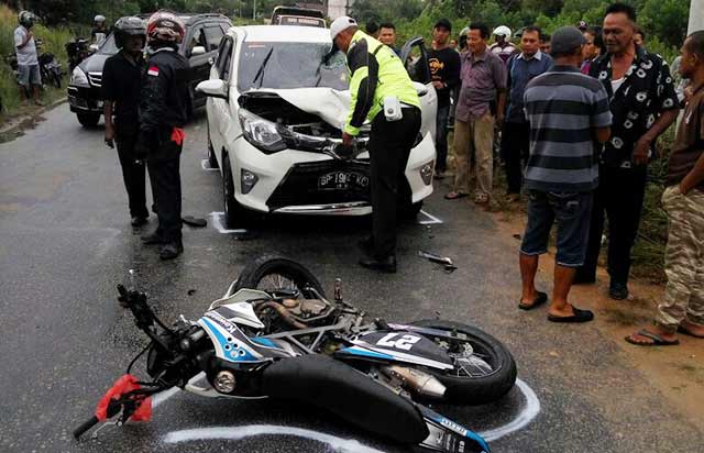 Kecelakaan-Adu-Kambing-Mobil-VS-Motor-di-KM-5-Tanjungbatu-Barat-(3)