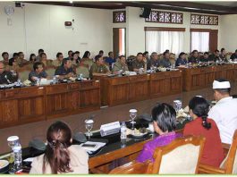 Rapat kerja gabungan di Ruang Rapat DPRD Bali, Senin (11/12).