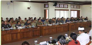 Rapat kerja gabungan di Ruang Rapat DPRD Bali, Senin (11/12).