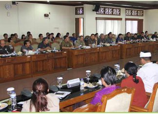 Rapat kerja gabungan di Ruang Rapat DPRD Bali, Senin (11/12).