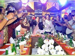 Gubernur Bali Made Mangku Pastika saat bertemu Aliansi Masyarakat Pariwisata Bali (AMPB) bertempat di Bounty Cruise, Minggu (17/12).