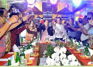 Gubernur Bali Made Mangku Pastika saat bertemu Aliansi Masyarakat Pariwisata Bali (AMPB) bertempat di Bounty Cruise, Minggu (17/12).