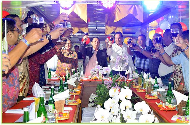 Gubernur Bali Made Mangku Pastika saat bertemu Aliansi Masyarakat Pariwisata Bali (AMPB) bertempat di Bounty Cruise, Minggu (17/12).