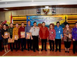 Penyerahkan Daftar Isian Pelaksanaan Anggaran (DIPA) APBN Tahun anggaran 2018 kepada Bupati/Walikota serta Instansi Vertikal Pemerintah Provinsi Bali di Ruang Rapat Cempaka, Kantor Bappeda Litbang Provinsi Bali, Kamis (14/12).