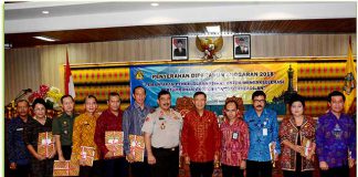 Penyerahkan Daftar Isian Pelaksanaan Anggaran (DIPA) APBN Tahun anggaran 2018 kepada Bupati/Walikota serta Instansi Vertikal Pemerintah Provinsi Bali di Ruang Rapat Cempaka, Kantor Bappeda Litbang Provinsi Bali, Kamis (14/12).