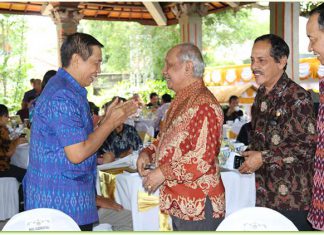 Pastika pada acara peluncuran buku Kewaspadaan Nasional Untuk Bali Mandara di Gedung Kertha Sabha, Jaya Sabha, Denpasar, Jumat (29/12).