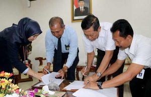 Dirjen Pajak Bali, Goro Ekanto melakukan penandatanganan kesepakatan kerjasama dengan Gubernur Bali Made Mangku Pastika.