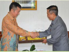 Konsul Jendral (Konjen) Tiongkok Yang Mulia Hu Yinguan saat bertemu Gubernur Bali Made Mangku Pastika di Renon-Denpasar, Rabu (13/12).