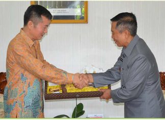 Konsul Jendral (Konjen) Tiongkok Yang Mulia Hu Yinguan saat bertemu Gubernur Bali Made Mangku Pastika di Renon-Denpasar, Rabu (13/12).