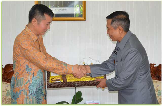 Konsul Jendral (Konjen) Tiongkok Yang Mulia Hu Yinguan saat bertemu Gubernur Bali Made Mangku Pastika di Renon-Denpasar, Rabu (13/12).