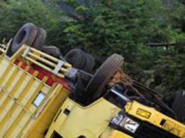 Truk-Pengangkut-Pasir-Terbalik-di-Bukit-Tembak