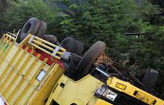 Truk Pengangkut Pasir Terbalik di Bukit Tembak