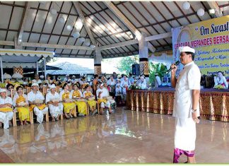 pelaksanaan Upacara Metatah Massal yang digagas oleh Yayasan Angel Hearts bekerjasama dengan Veda Poshana Ashram Denpasar dan Yayasan Shanti Buwana di Taman Pancasila Desa Budaya Kerthalangu, Sabtu (23/12).