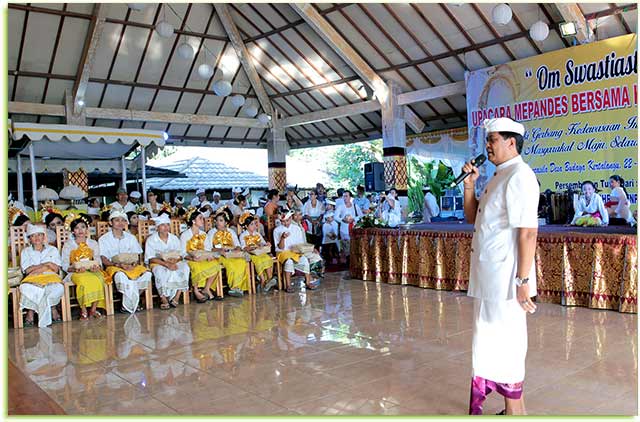 pelaksanaan Upacara Metatah Massal yang digagas oleh Yayasan Angel Hearts bekerjasama dengan Veda Poshana Ashram Denpasar dan Yayasan Shanti Buwana di Taman Pancasila Desa Budaya Kerthalangu, Sabtu (23/12).