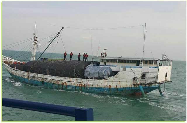 kapal BC 30004 berhasil mengamankan 1200 bungkus berisi rotan dengan berat 171 ton asal Kalimantan, yang ditegah di perairan Selat Karimata.