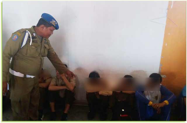 Satpol PP Kabupaten Karimun mengamankan 19 orang pelajar dan anak jalanan yang kedapatan bolos sekolah di beberapa tempat