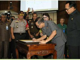 Penandatanganan Komitmen Bersama Program Pemberantasan Korupsi Terintegrasi oleh pimpinan daerah se-Bali yang diselenggarakan Komisi Pemberantasan Korupsi (KPK) RI di Gedung Wiswasabha Utama, Kantor Gubernur Bali, Kamis (18/1).
