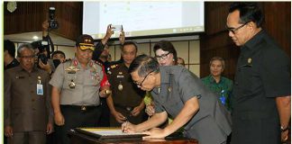 Penandatanganan Komitmen Bersama Program Pemberantasan Korupsi Terintegrasi oleh pimpinan daerah se-Bali yang diselenggarakan Komisi Pemberantasan Korupsi (KPK) RI di Gedung Wiswasabha Utama, Kantor Gubernur Bali, Kamis (18/1).