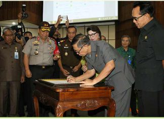 Penandatanganan Komitmen Bersama Program Pemberantasan Korupsi Terintegrasi oleh pimpinan daerah se-Bali yang diselenggarakan Komisi Pemberantasan Korupsi (KPK) RI di Gedung Wiswasabha Utama, Kantor Gubernur Bali, Kamis (18/1).